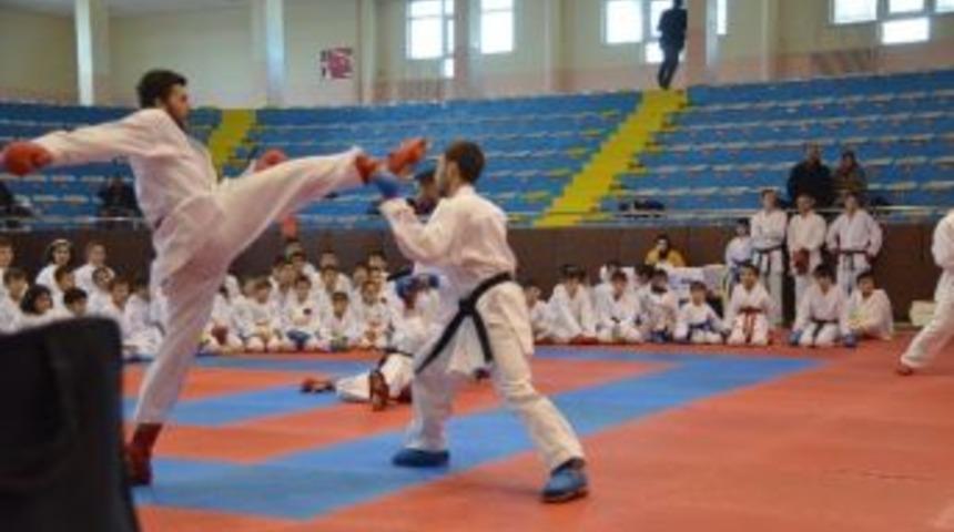 Karateciler Madalya İle D&ouml;nd&uuml;