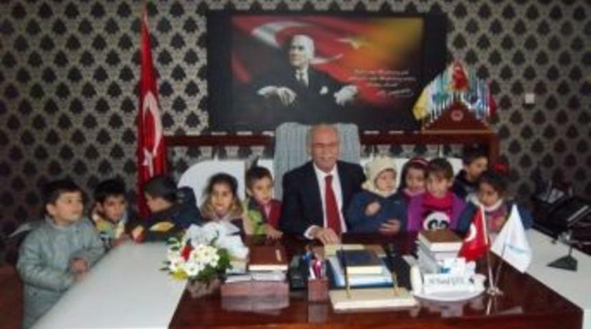 &Ccedil;ocuklardan &Ccedil;i&ccedil;ek, M&uuml;ft&uuml;&rsquo;den Nasihat