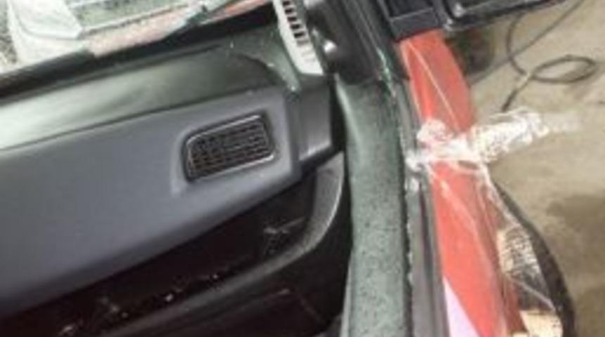 Bbp'nin Se&ccedil;im Aracına Taşlı Saldırı