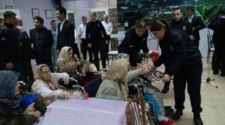 Cezaevi M&uuml;zik Grubundan Yaşlılara Yeni Yıl Konseri