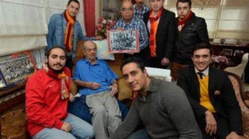 Galatasaraylı Taraftarlar Turgay Şeren'i Ziyaret Etti