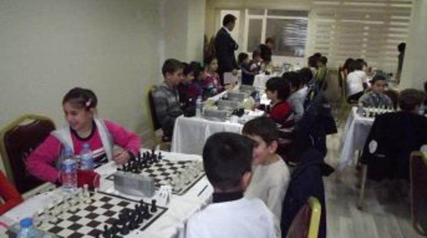 Okullar 'Satran&ccedil; Turnuvası'nda Başarı I&ccedil;in M&uuml;cadele Veriyor