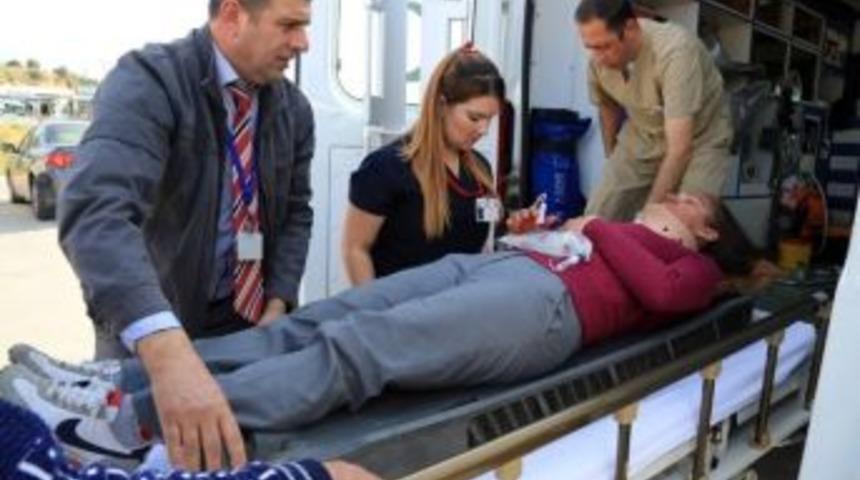 Tır’ın Kopan Parçası Yaralıya Sedye Oldu