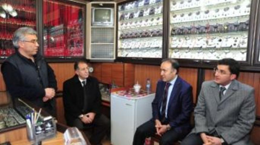 Vali Altıparmak Taşhan Esnafını Gezdi