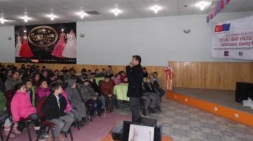 Sorgun&rsquo;da &Ouml;ğrencilere &ldquo;demokrasi Ve İnsan Hakları&rdquo; Semineri Verildi