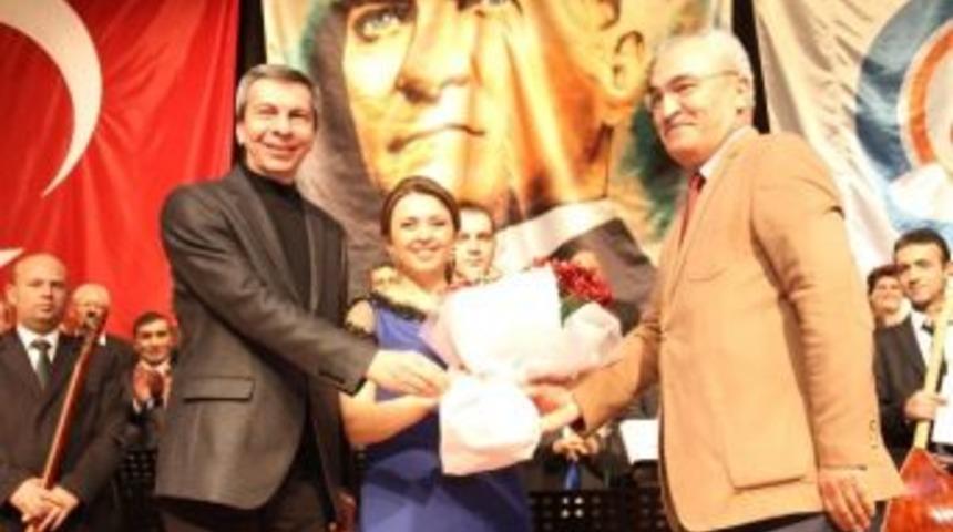 Pa&uuml;'de T&uuml;rk Halk M&uuml;ziği Konseri