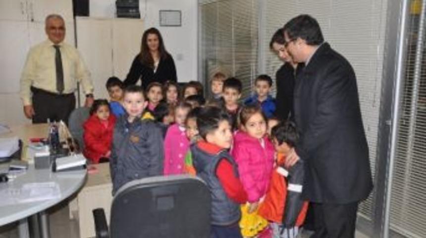 &Ouml;demiş Hem Ana Sınıfı &Ouml;ğrencileri Ailelerine Yeni Yıl Kartı Attı