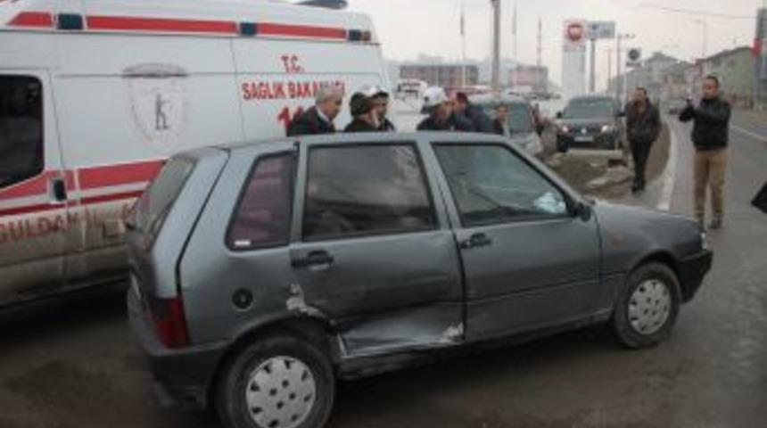 Kaza Ge&ccedil;iren 50 Yıllık Eşini Ambulansta Da Yalnız Bırakmadı