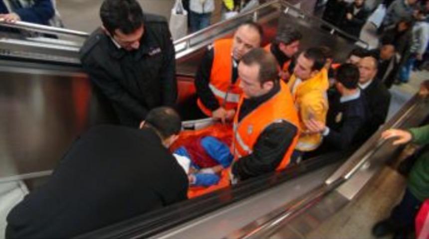 G&uuml;venlik&ccedil;i Metroya Biletsiz Binmeye &Ccedil;alışan Şahsı Hastanelik Etti