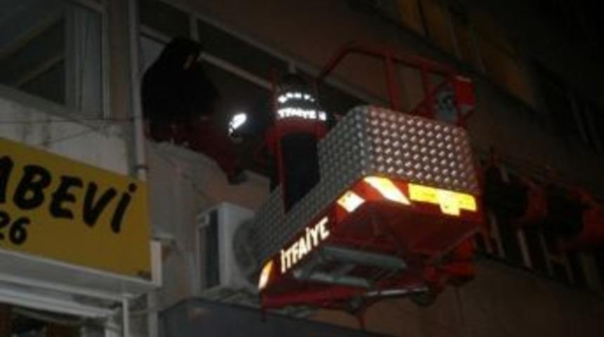 İş Hanında Mahsur Kalan Kadını İtfaiye Kurtardı