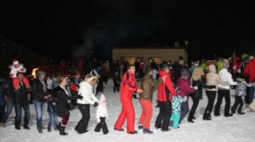 (&ouml;zel Haber) Paland&ouml;ken&rsquo;de Kar Yağışı Altında Erken Yılbaşı Kutlaması