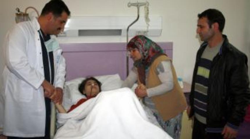 Arkadaş Grubuna Girmek I&ccedil;in Sa&ccedil; Yedi, Midesinden Bir Tomar Sa&ccedil; &Ccedil;ıkarıldı