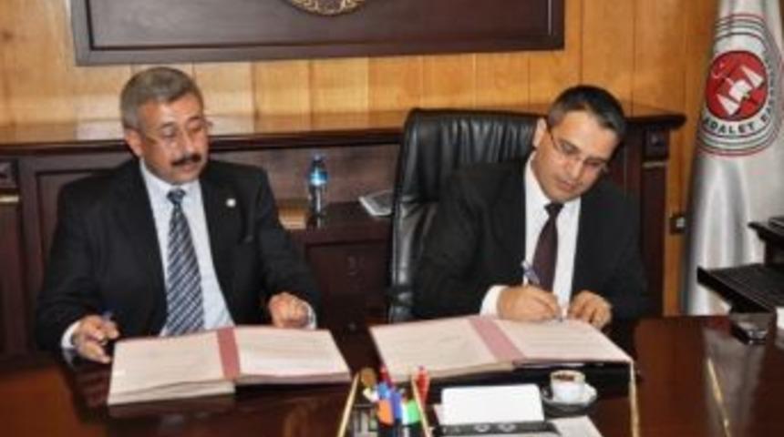 &Ouml;demiş&rsquo;teki H&uuml;k&uuml;ml&uuml; Ve Tutukluların Eğitim Projelerine Karabıyık Market Desteği