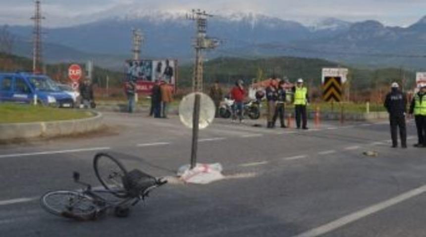 Başsağlığına Giderken Tır'ın Altında Kaldı