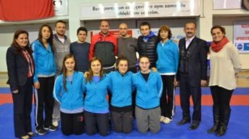 D&uuml;zceli Karatecilerden B&uuml;y&uuml;k Başarı