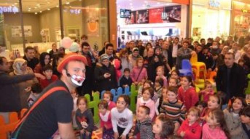 &Ccedil;ocuklar Yeni Yıl Coşkusunu Kahramanmaraş Piazza&rsquo;da Yaşıyor