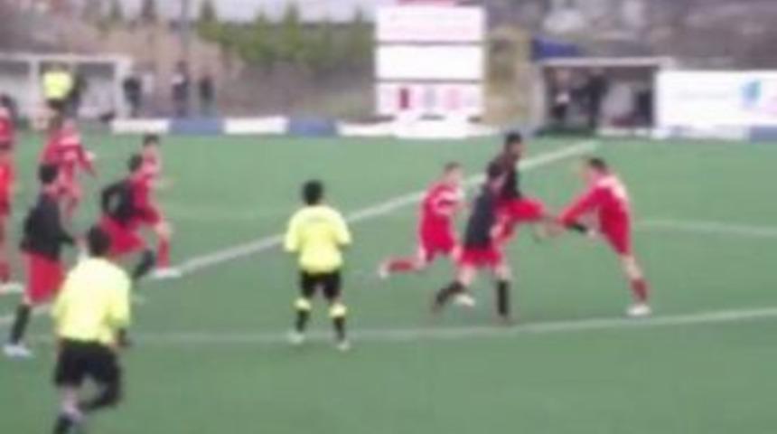 Futbol Ma&ccedil;ında Tekmeler Havada U&ccedil;uştu