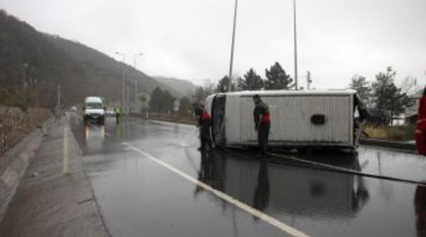 Alaplı'da Iş&ccedil;i Servisi Devrildi: 6 Yaralı