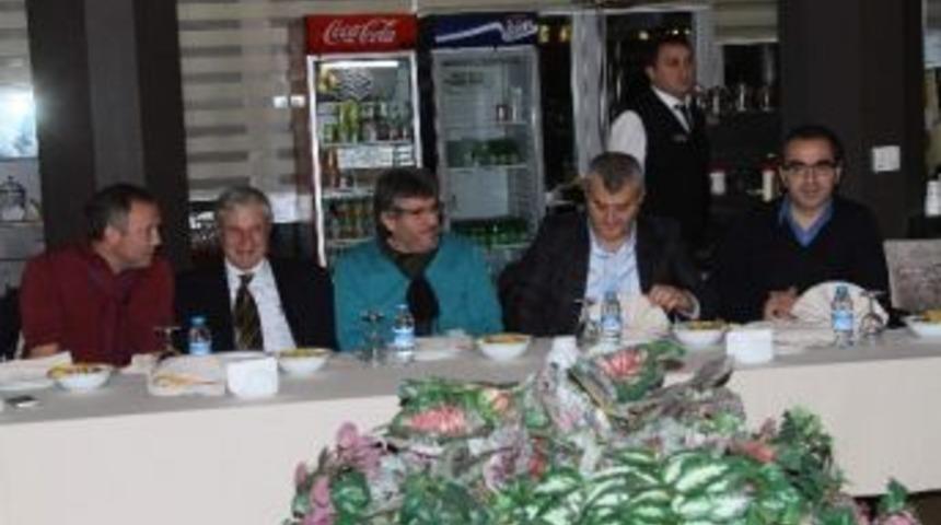 Teknik Direkt&ouml;r Mustafa Reşit Ak&ccedil;ay Kul&uuml;p Personeli İle Yemekte Buluştu