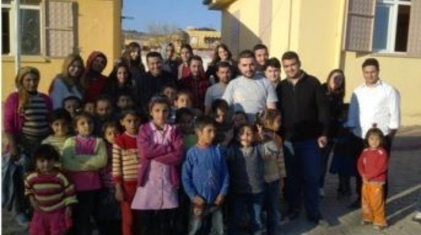 &Uuml;niversitelilerden K&ouml;y Okuluna &Ouml;rnek Davranış