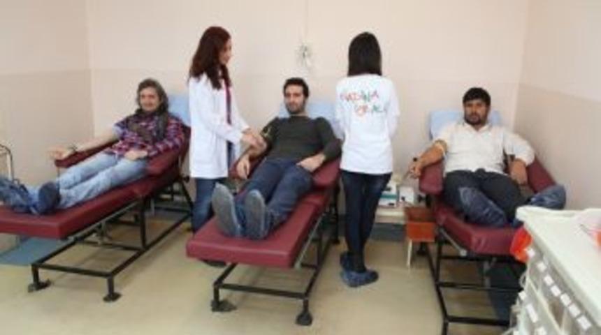 Acemi G&ouml;n&uuml;ll&uuml;ler Kan Verdi