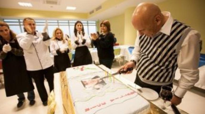 Başkan Altınok &Ouml;z&rsquo;e Doğum G&uuml;n&uuml; S&uuml;rprizi