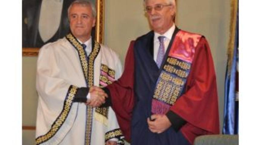 Anadolu &Uuml;niversitesi'nde Devir Teslim T&ouml;reni Yapıldı