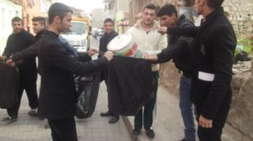 Gen&ccedil;ler Sokakları Temizledi