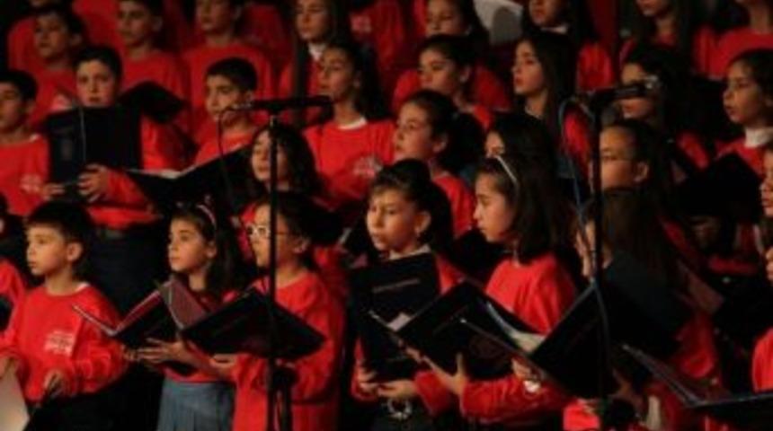 &Ccedil;ocuk Korosundan Muhteşem Konser