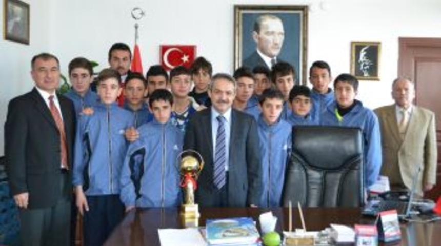 Eğirdir Süleyman Demirel Ortaokulu Futbolda Şampiyon Oldu