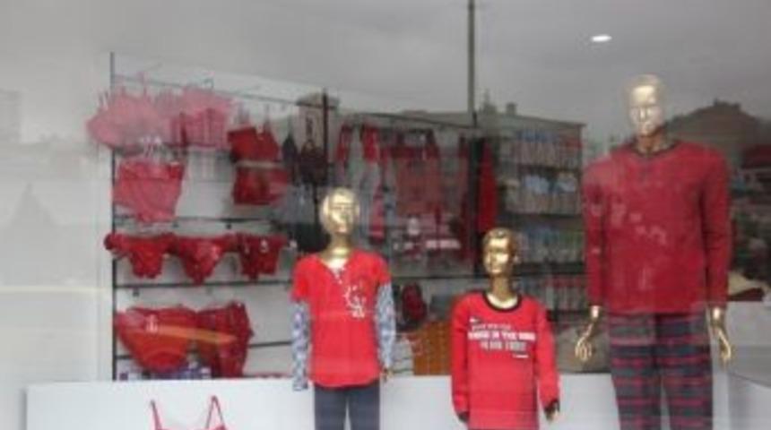 Kırmızı İ&ccedil; &Ccedil;amaşırı Modası