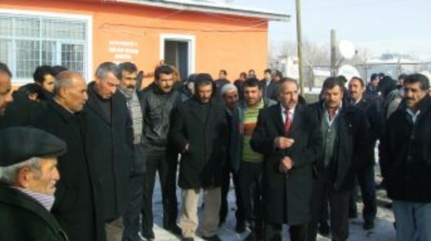 Elektrikleri Kesilen K&ouml;yl&uuml;ler, ARAŞ-EDAŞ'ı Protesto Etti