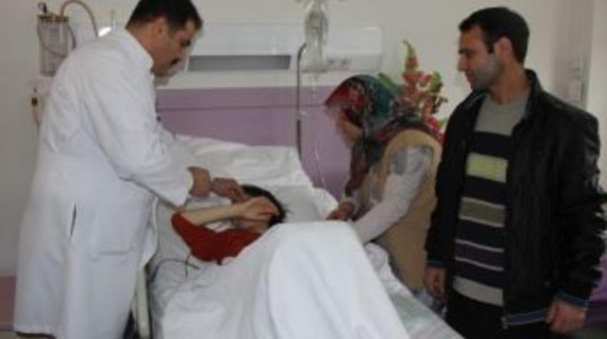 Arkadaş Grubuna Girmek İ&ccedil;in Sa&ccedil;larını Yuttu