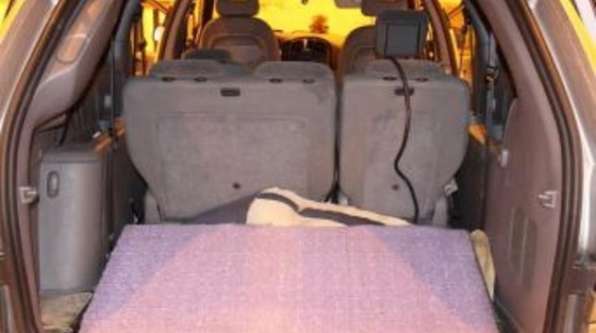 Otomobilin Taban D&ouml;şemesinde 3 Ka&ccedil;ak G&ouml;&ccedil;men Yakalandı