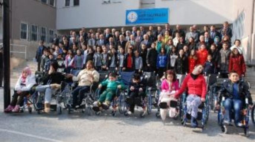 Toplanan Mavi Kapaklarla Engellilere Tekerlekli Sandalye Alındı