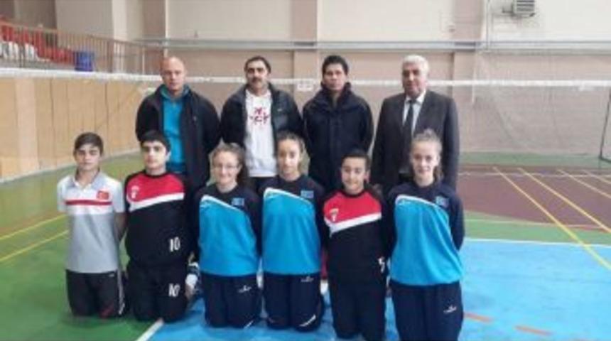&Uuml;nl&uuml; Badminton Antren&ouml;r&uuml; Indra Setiawan Erzincanlı Sporcuları &Ccedil;alıştırıyor