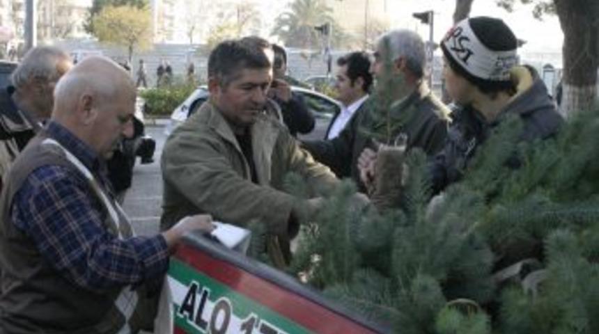 Aydın'da 2 Bin 500 &Ccedil;am Fıstığı Fidanı Dağıtıldı