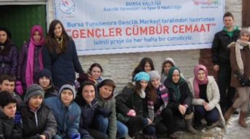 Gen&ccedil;ler Cami Cami Gezip Yardım Ediyor