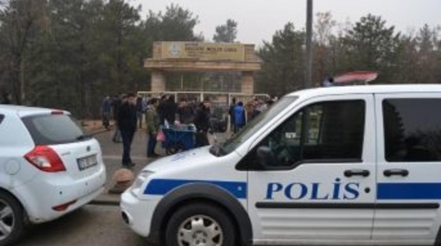 Lise &Ouml;ğrencileri Arasında Kavga