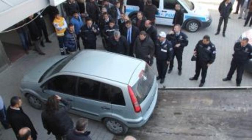 Polis Memuru Otomobilinde İntihara Kalkıştı