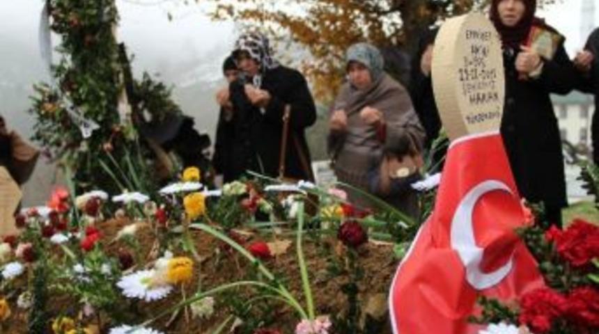 Yılın Son G&uuml;n&uuml;n&uuml; Evlatlarının Mezarı Başında Ge&ccedil;irdiler