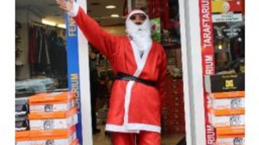 Vanlı Esnaf, &lsquo;noel Baba&rsquo; İle M&uuml;şterilerin Dikketini &Ccedil;ekiyor