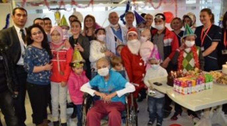 Onkoloji Servisinde Yatan &Ccedil;ocuklar İ&ccedil;in Yılbaşı Eğlencesi