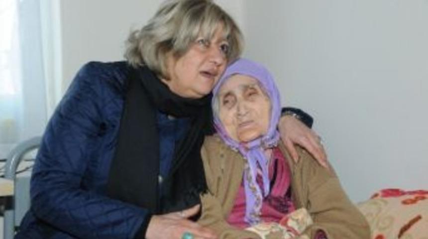 Manisa&rsquo;da Huzurevi Sakinlerine Yılbaşı Kutlaması