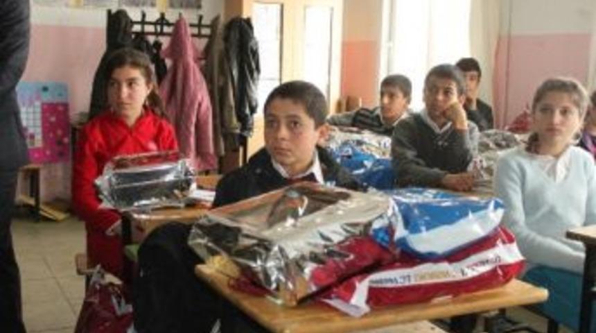 R&ouml;nesans Eğitim Vakfı İdil&rsquo;in Dirsekli K&ouml;y&uuml;ndeki &Ccedil;ocukları Sevindirdi