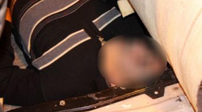 Otomobilin Taban D&ouml;şemesinden Ka&ccedil;ak G&ouml;&ccedil;menler &Ccedil;ıktı