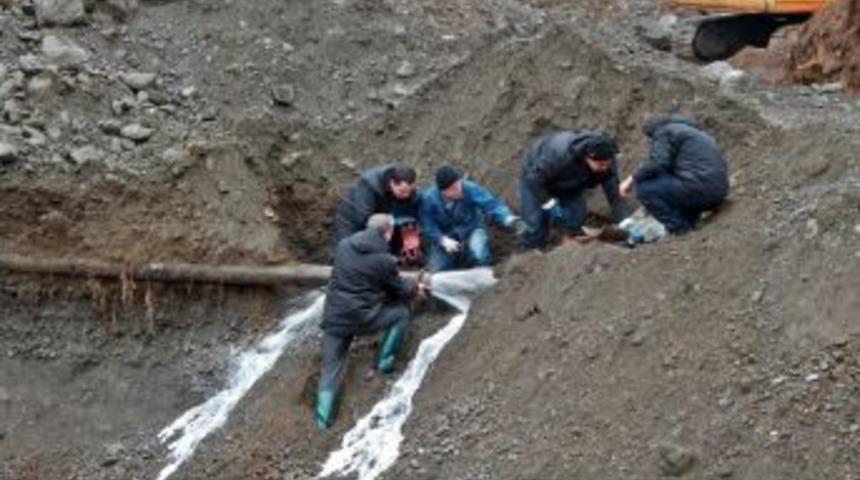 İş Makinesi NATO Boru Hattını Deldi, Yakıt Inşaat Temeline Doldu