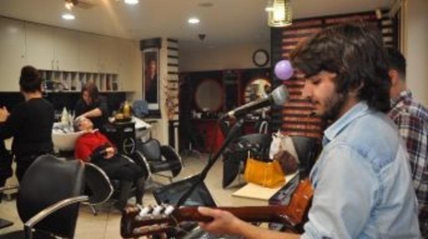 Kuaf&ouml;rden M&uuml;şterilerine Canlı M&uuml;zik Eşliğinde Bakım