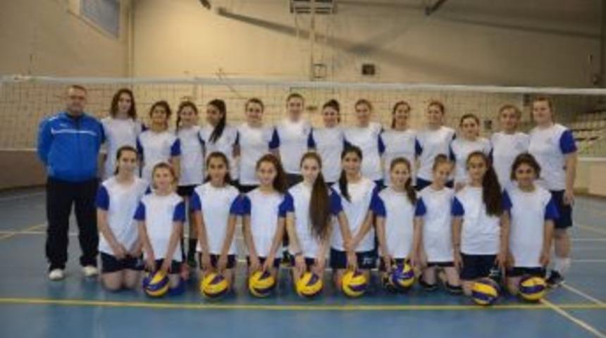 Kız Voleybol Takımı Lige Hazırlanıyor