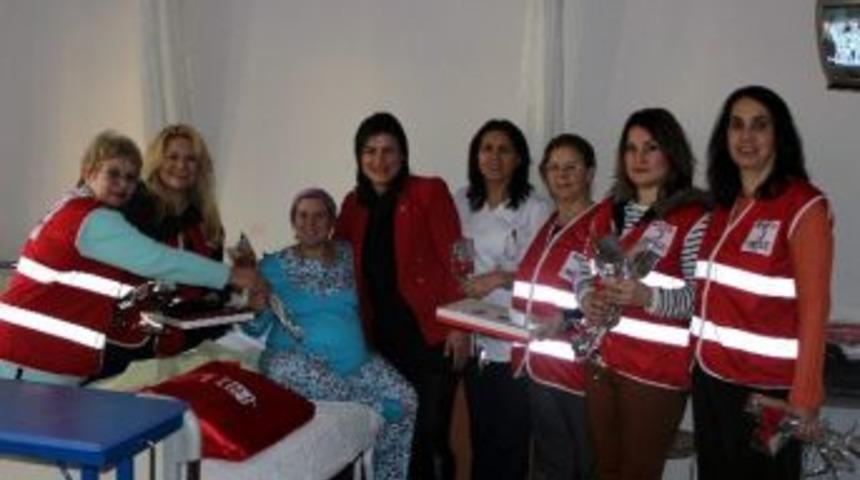 Eskişehir Kızılay &ldquo;sevgi Boh&ccedil;ası&rdquo; Dağıttı